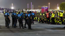 Stadium 974. Poliisit valvovat jalkapallon mm-kisojen työntekijöitä 18.11.2022 illalla stadionin ulkopuolella.