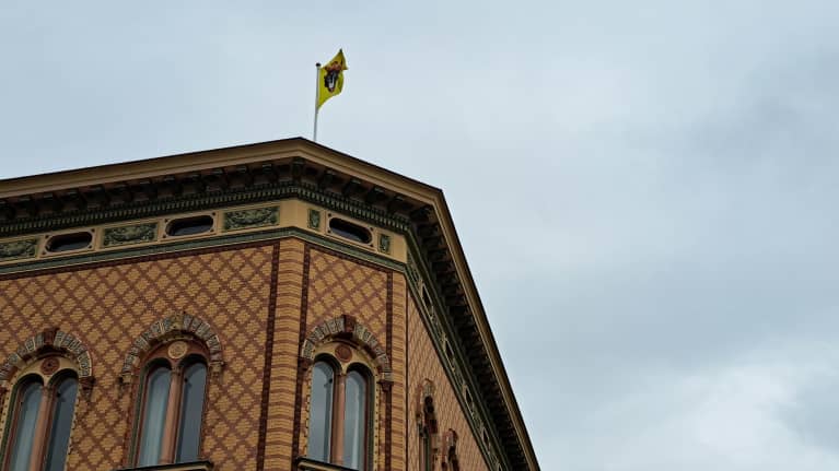 Porin kaupungintalon julkisivu ja Porin vaakunalippu katolla.