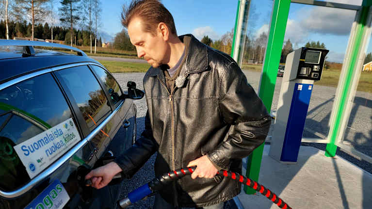 Jan-Ove Nyman tankar sin bil med biogas.