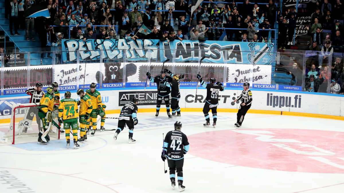 Pelicansin pelaajat juhlivat Aatu Jämsenin maalia Ilvestä vastaan.