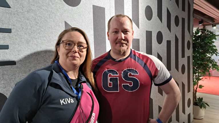 Inka Laitinen från Suomen Cheerleadingliitto och Keijo Pesonen, medlem i föreningen Golden Spirits.