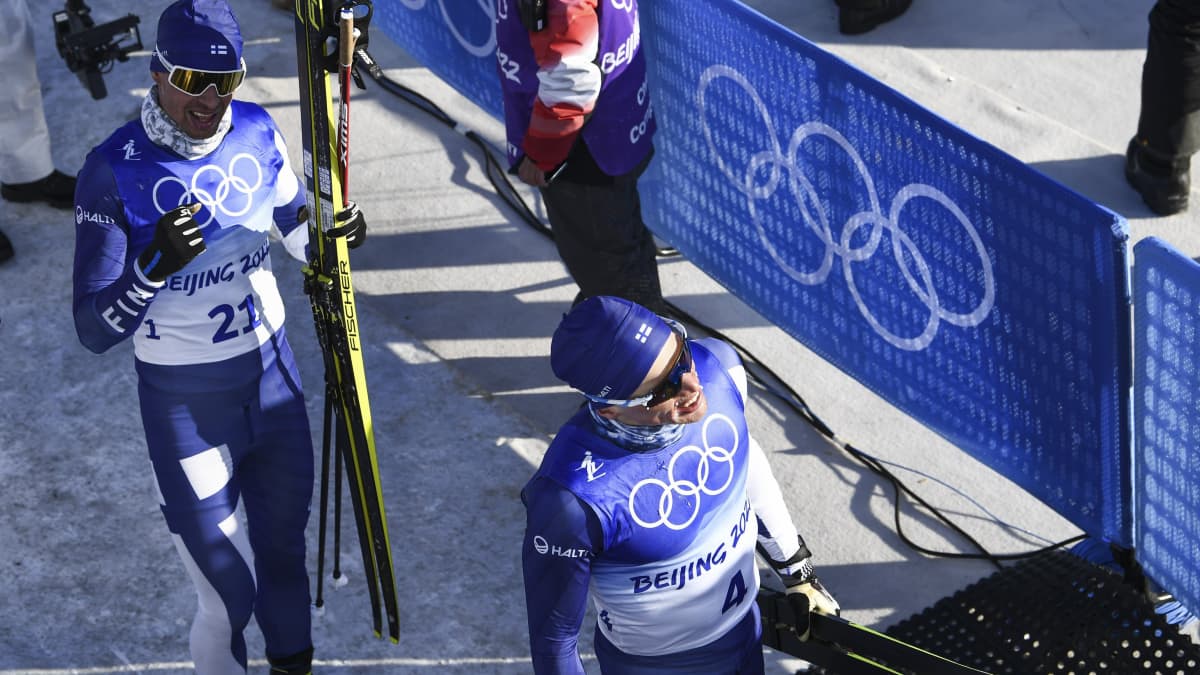 Iivo Niskanen ja Perttu Hyvärinen yhdistelmähiihdon jälkeen maalialueella.
