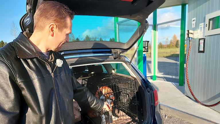 Jan-Ove Nyman tillsammans med sin hund på en tankstation för biogas i Edsevö i Pedersöre.