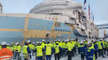 Suuri risteilyalus lasketaan vesille Turun telakalla joulukuussa 2022.