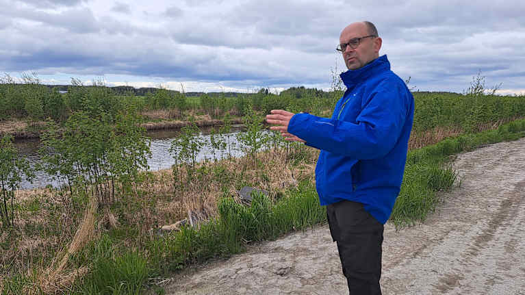 Fredrik Ström på vallen intill Solf-Tölby å.
