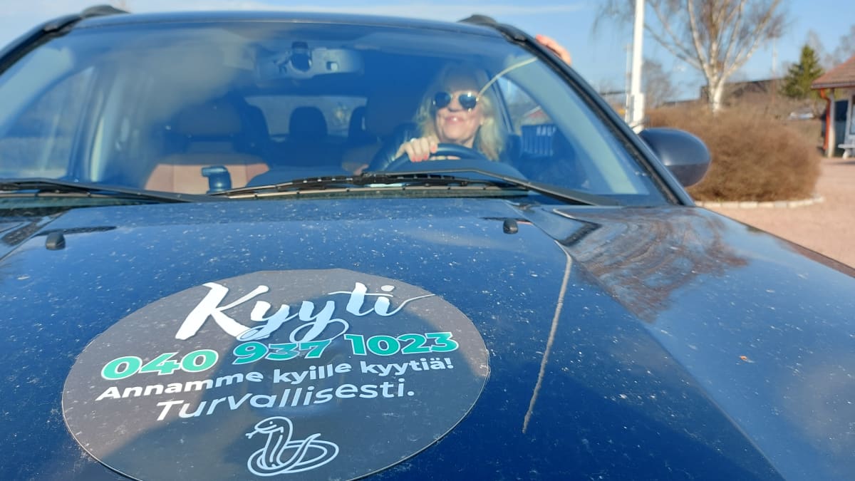 Britt-Marie Juup of the Turku Animal Protection Association in a car.