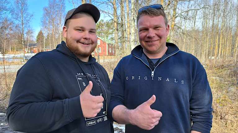 Amadeus Eriksson och Ewoud Nauta på jordbruksbesök i Björkö i Korsholm.