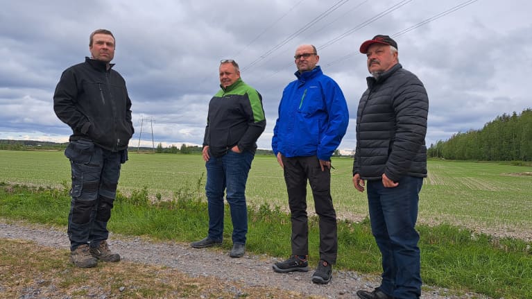 Bjarne Mara, David Köping, Fredrik Ström och Stefan Thölix vid en åker i Tölby i Korsholm.