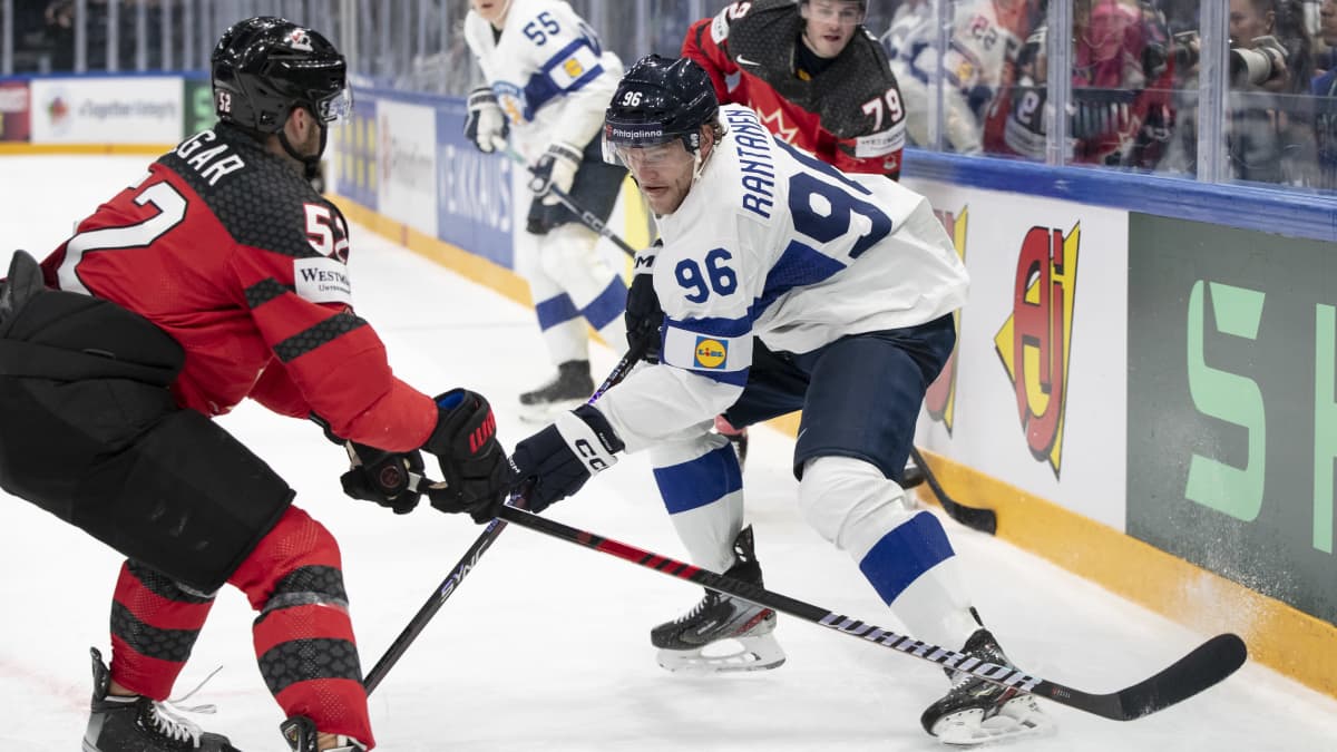 Mikko Rantanen kamppailee kiekosta.