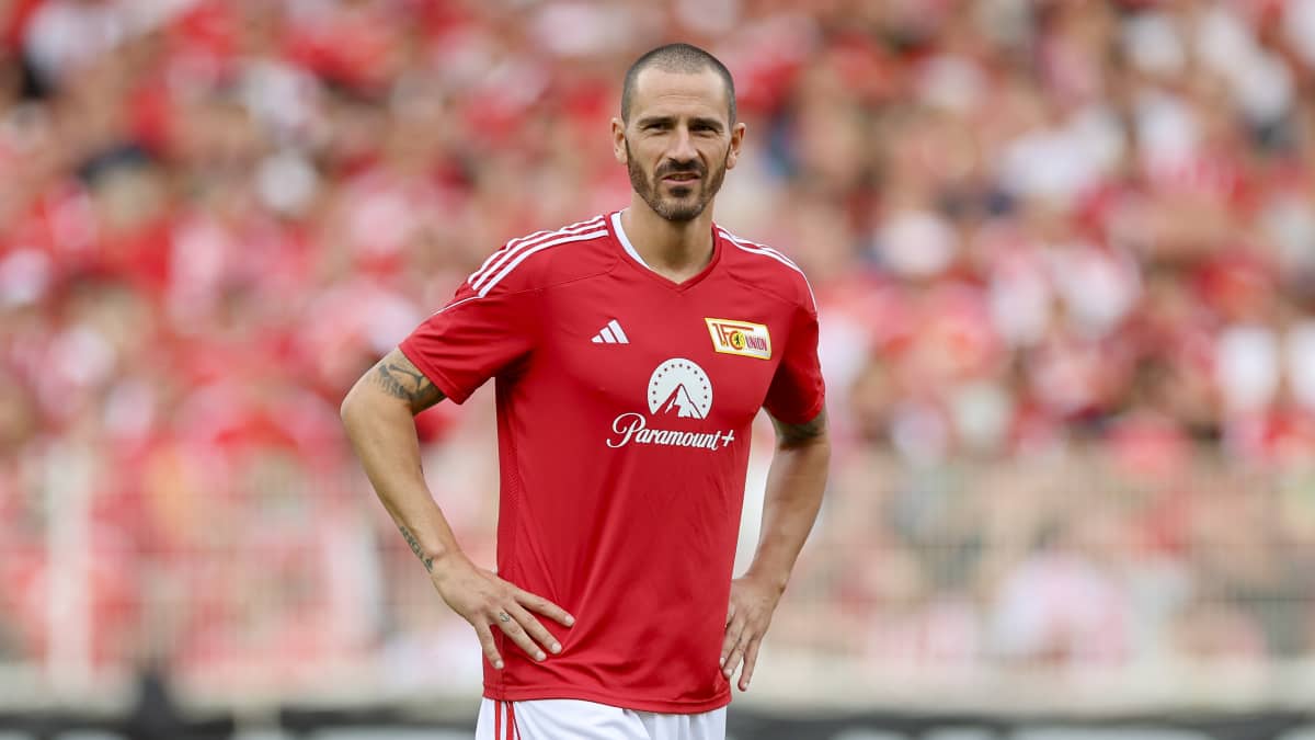 Leonardo Bonucci kädet lanteillaan.