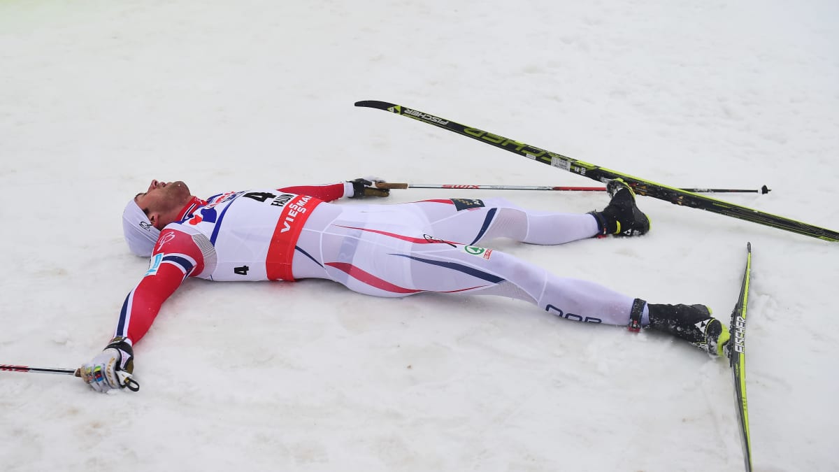 Petter Northug uupuneena 50 kilometrin kisan maalissa Falunin MM-kisoissa 2015. 