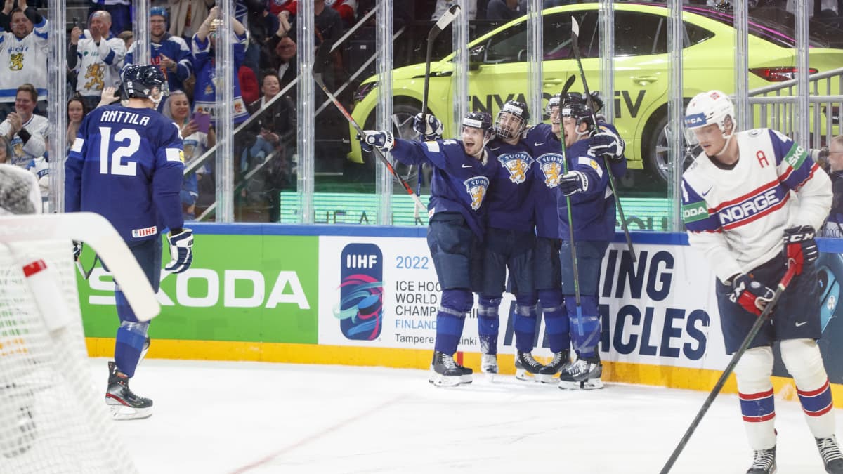 Leijonat juhlii kolmatta maalia Norjaa vastaan jääkiekon MM-kisojen avausottelussa 2022.