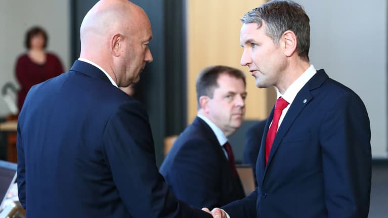 Thomas Kemmerich ja Björn Höcke kättelevät.