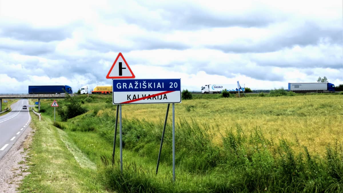 Rekkoja Marijampolĕn ja Kaliningradin vlisellä tiellä Gražiškiain Kalvarijan rajalla. 13.07.2022.