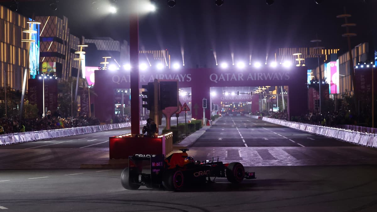 Red Bullin F1-auto Qatarin kaduilla helmikuussa 2023.