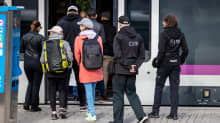 Hsl:n matkalippujen tarkastajia nousemassa junaan.