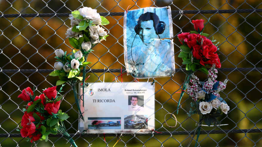 Ruusuja kiinnitettynä aitaan F1-kuljettaja Roland Ratzenbergerin muistoksi.