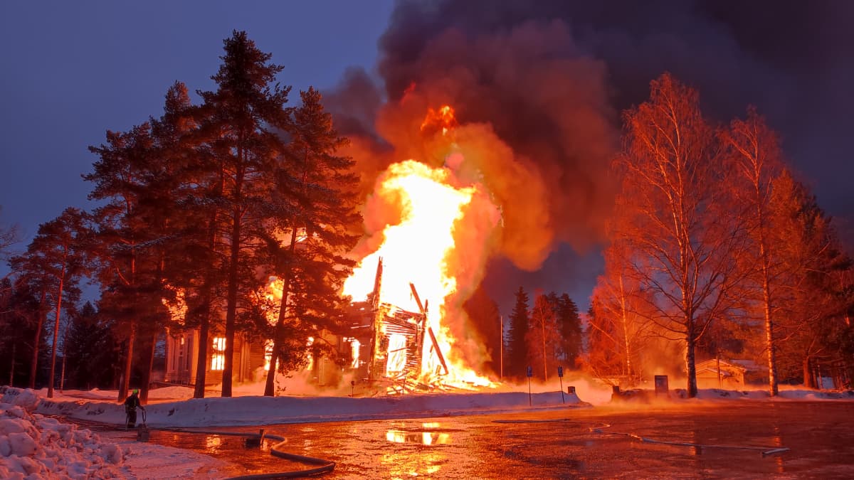 Rautjärven kirkko tulessa.