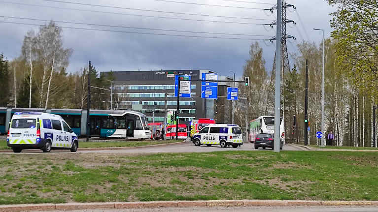 Auton ja pikaraktikan törmäys Haagan Ympyräristeyksessä 06.05.2024.