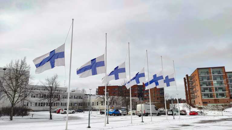 In mourning, the flag is drawn to half-mast. Photo: Derrick Frilund / Yle