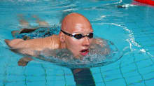 Matti Mattsson uima-altaassa.