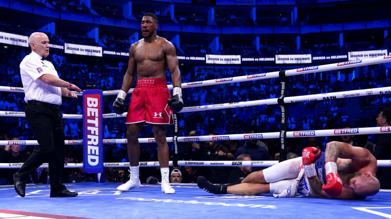 Boxer Anthony Joshua knocking out Robert Helenius