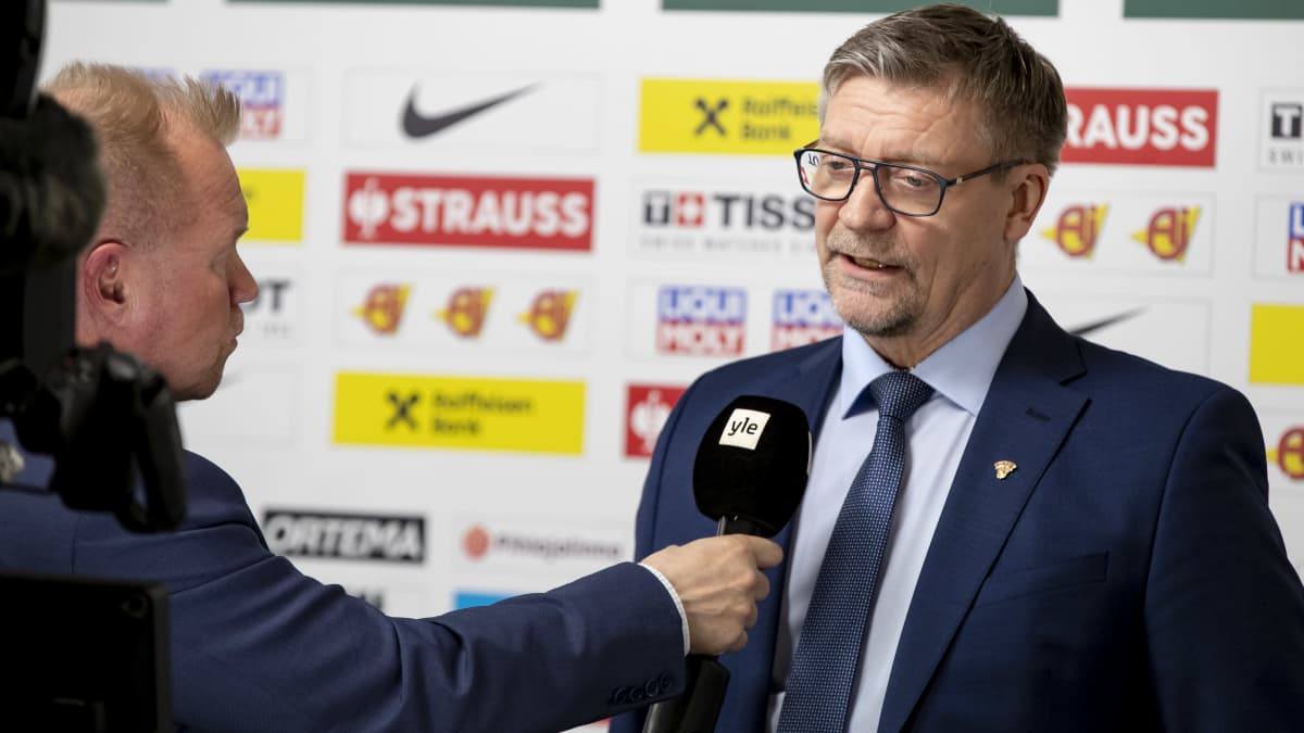 Leijonien päävalmentaja Jukka Jalonen antaa haastatettelua Ylen Jussi Saariselle MM-kisoissa Tampereella 2023.