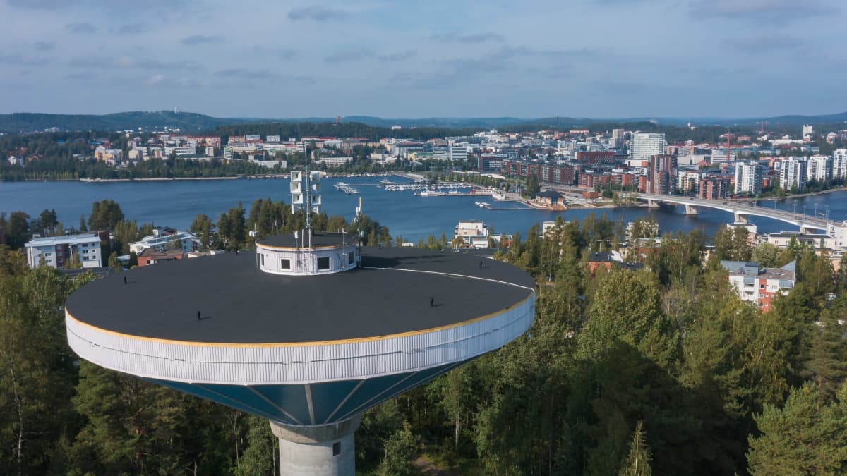 Etualalla Kuokkalan vesitornin lautanen. Taka-alalla Jyväskylän kaupunki.