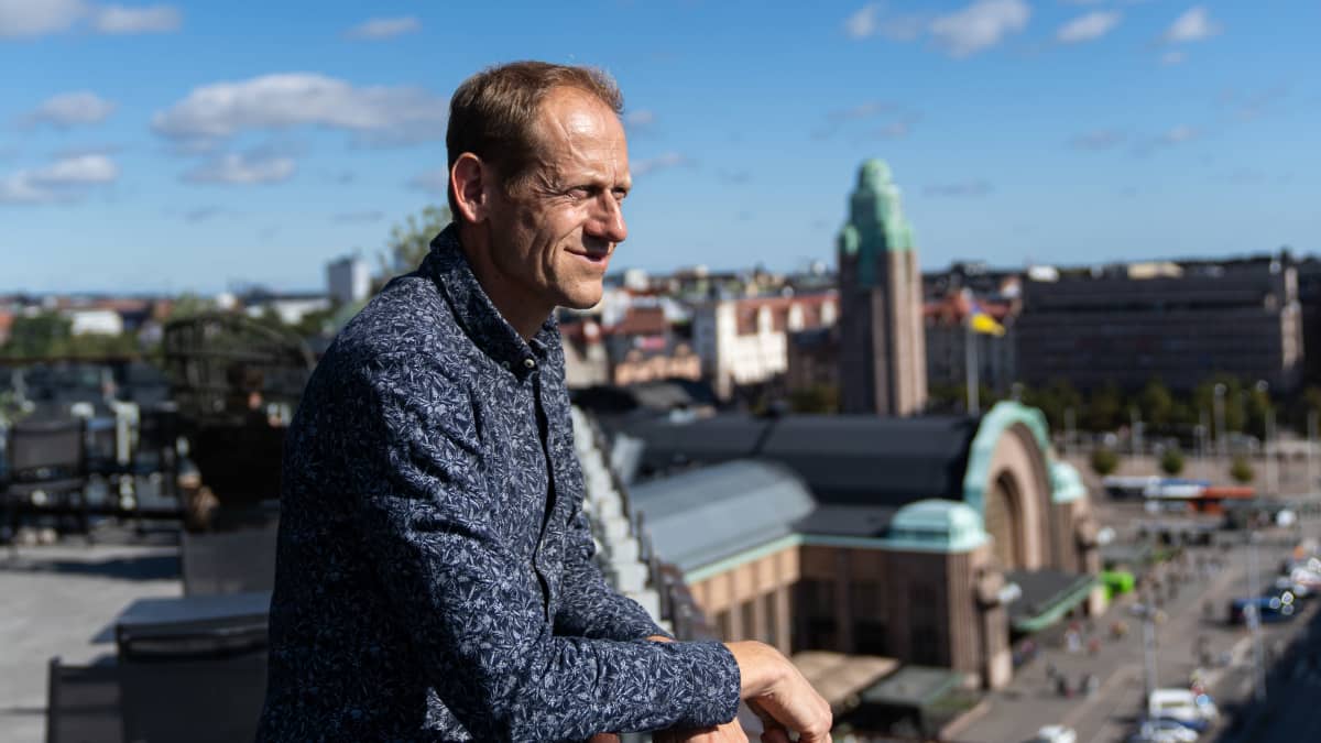 Dopingtutkija Olivier de Hon kuvattuna Hotelli Vaakunan kattoterassilla Helsingissä.
