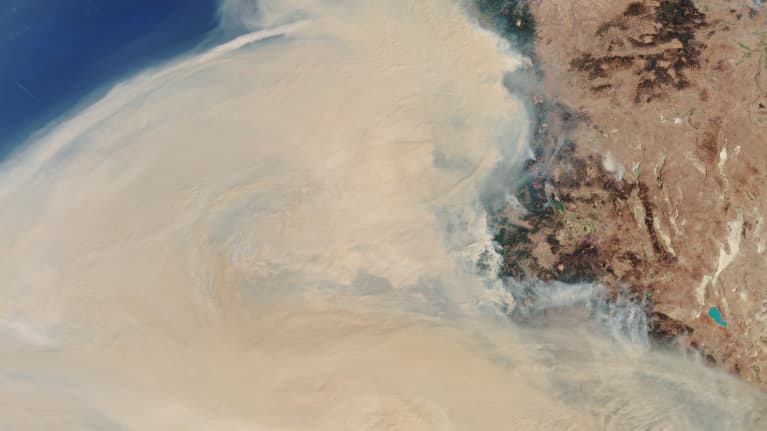 Euroopan avaruusjärjestön ESA:n viime torstaina ottama satelliittukuva Yhdysvaltain länsirannikolla olevasta savukerrostumasta.