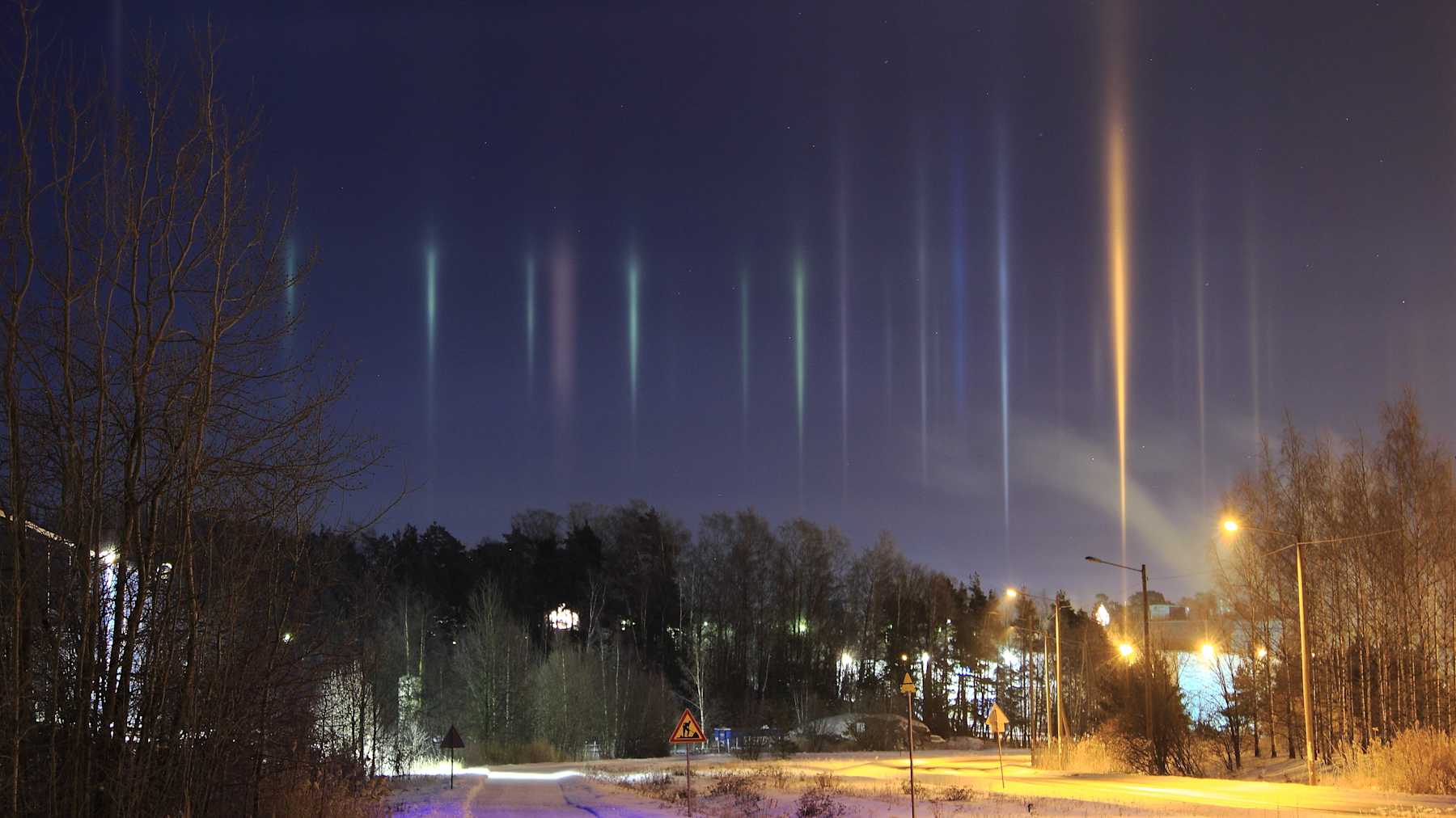 Katuvalot piirtävät taivaalle pystysuoran valopilarin.