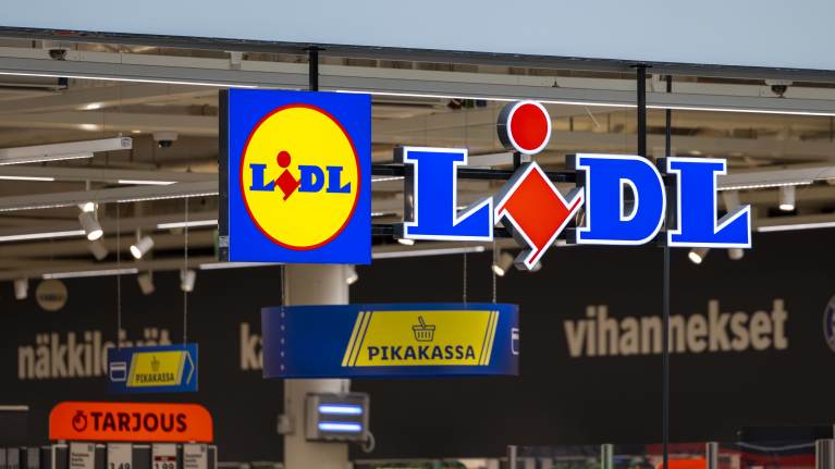 Lidl -liikkeen kyltti ostoskeskus Ratinassa.
