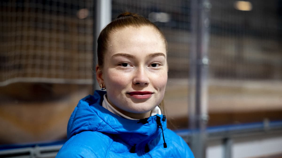 Jääkiekkoilija Sanni Rantala Riihimäen jäähallin vaihtoaitiossa.