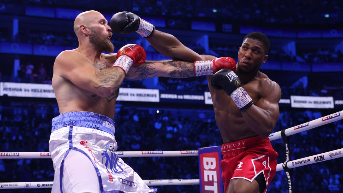 Robert Helenius ja Anthony Joshua iskujen vaihdossa Lontoon ammattilaisillassa 13. elokuuta 2023.