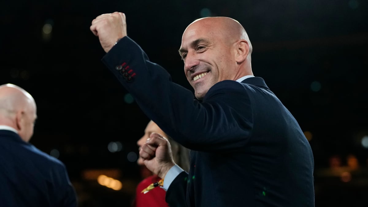 Espanjan jalkapalloliiton puheenjohtaja Luis Rubiales on skandaalin keskellä. 