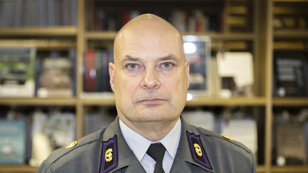 Kenttärovasti Janne Aalto Santahaminan Maanpuolustuskorkeakoulun kirjastossa.