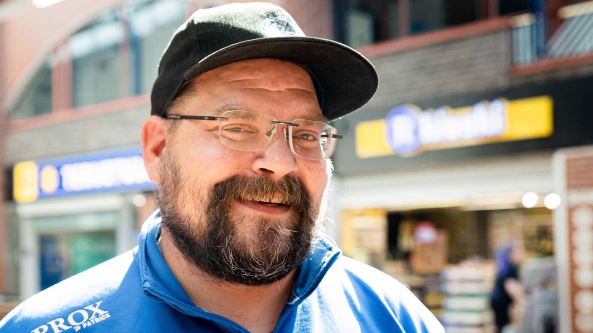 Tommi Kiiskinen kadotti ajokorttinsa ja joutuu hakemaan sen Turusta.