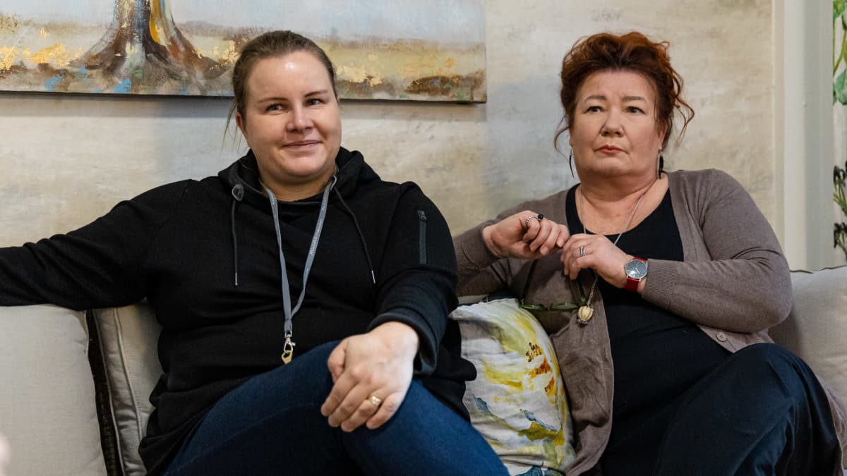 Haminalaisen ryhmäkoti Aarreaitan vastaava ohjaaja Reija Holopainen ja johtaja Katri Ripatti istuvat sohvalla.