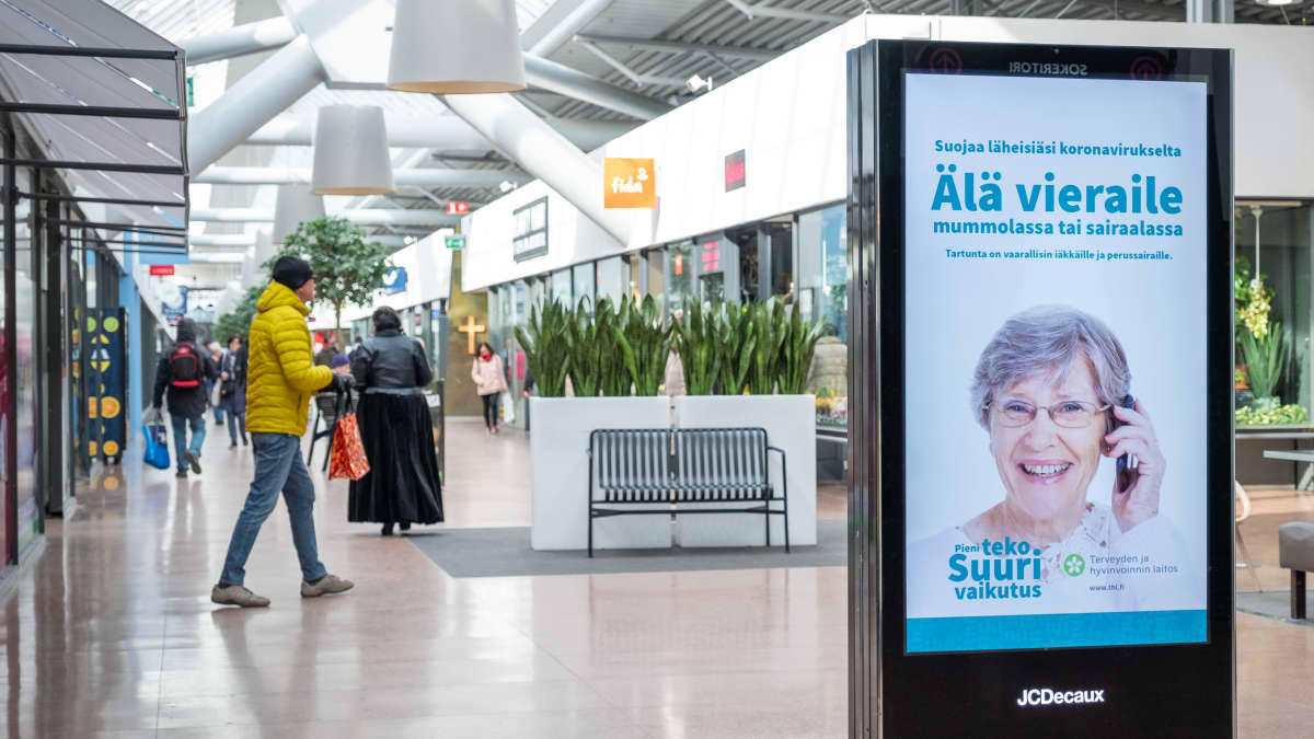 THL:n korona-aiheisia tietoiskuja mainostaulussa kauppakeskus Columbuksessa.