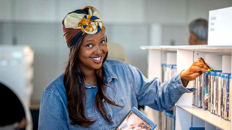Somalialaissyntyinen Naima Mohamud Oodi-kirjastossa.