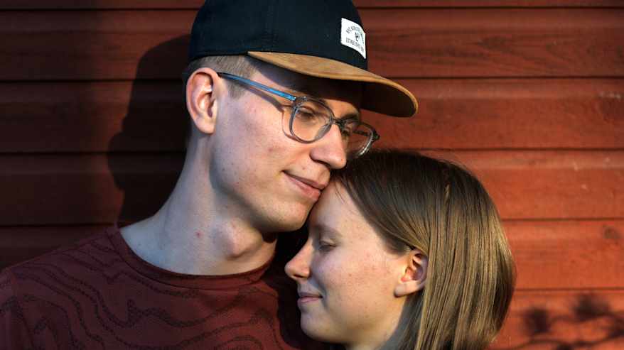 Mies ja nainen halaavat toisiaan.