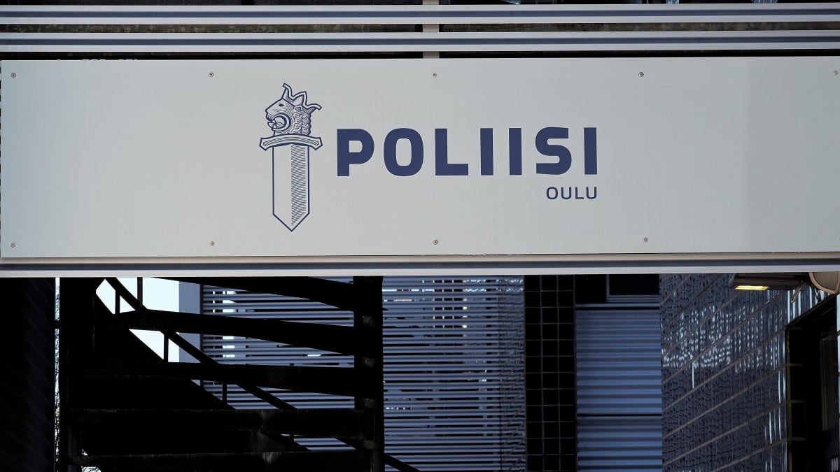 Valkoinen kyltti, jossa poliisin logo ja teskti: POLIISI, OULU.