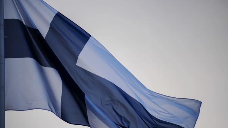 The Finnish flag has a blue cross on a white background. Photo: Silja Viitala / Yle