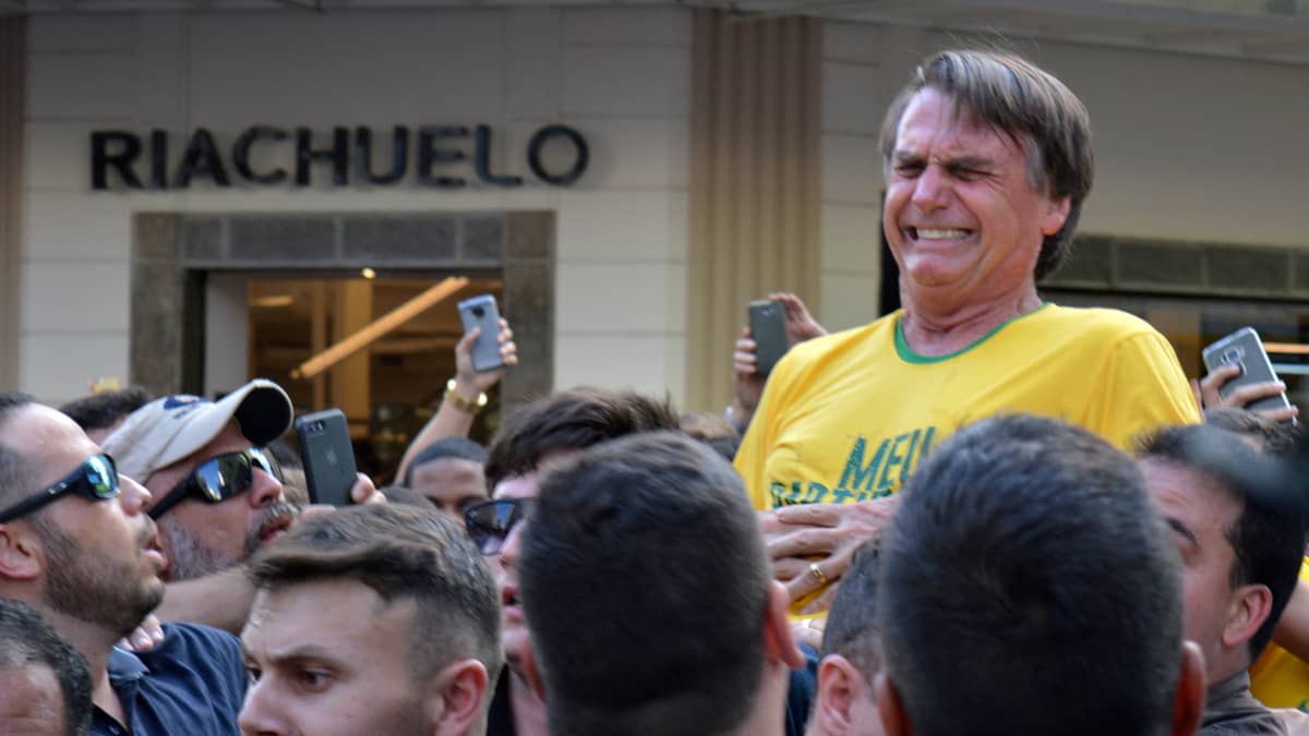 Jair Bolsonaro irvistää, kun häntä on puukotettu.