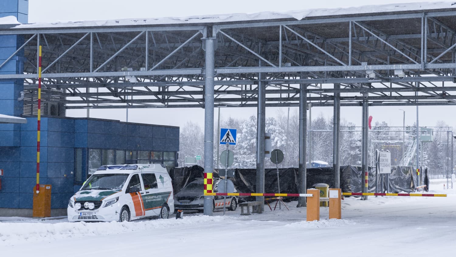 Rajanylityspaikan katos, jonne laitettu mustia muoveja näköesteiksi.