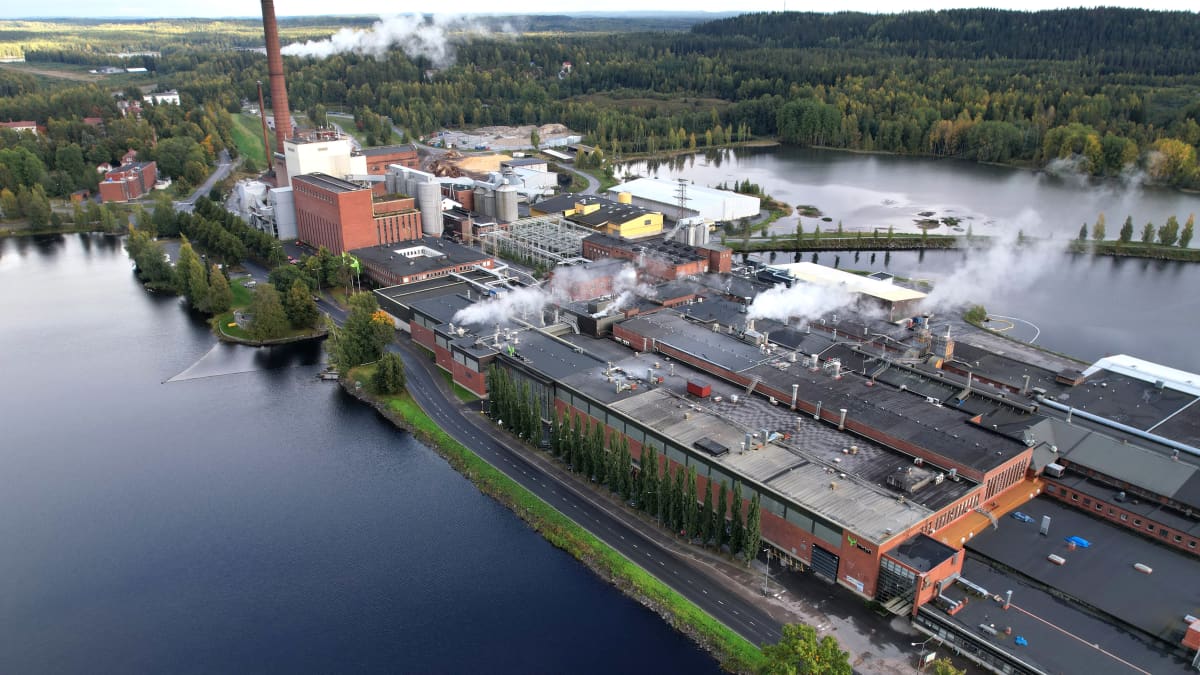 Metsä Tissue Oyj:n Mäntän paperitehdas ilmasta kuvattuna.