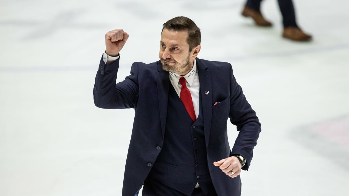 HIFK-valmentaja Ville Peltonen tuulettaa välieräpaikkaa