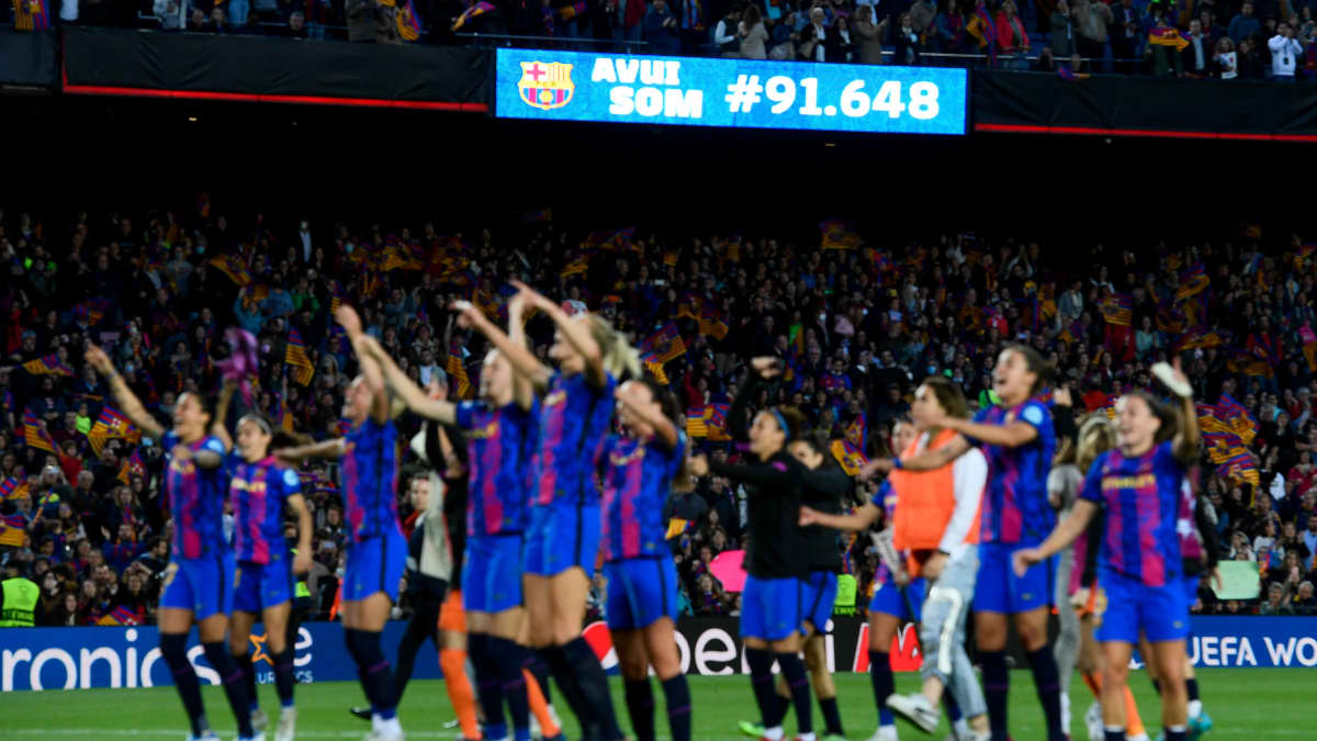 Barcelonan naisten joukkue kiittää fanejaan täydellä Camp Noulla.