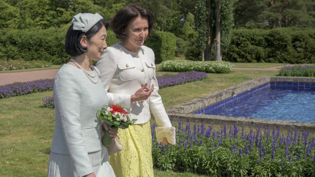 Japanin kruununprinsessa Kiko Jenni Haukion kanssa kultarannassa 03.07.2019.