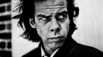 Tumiin pukeutunut henkiro.